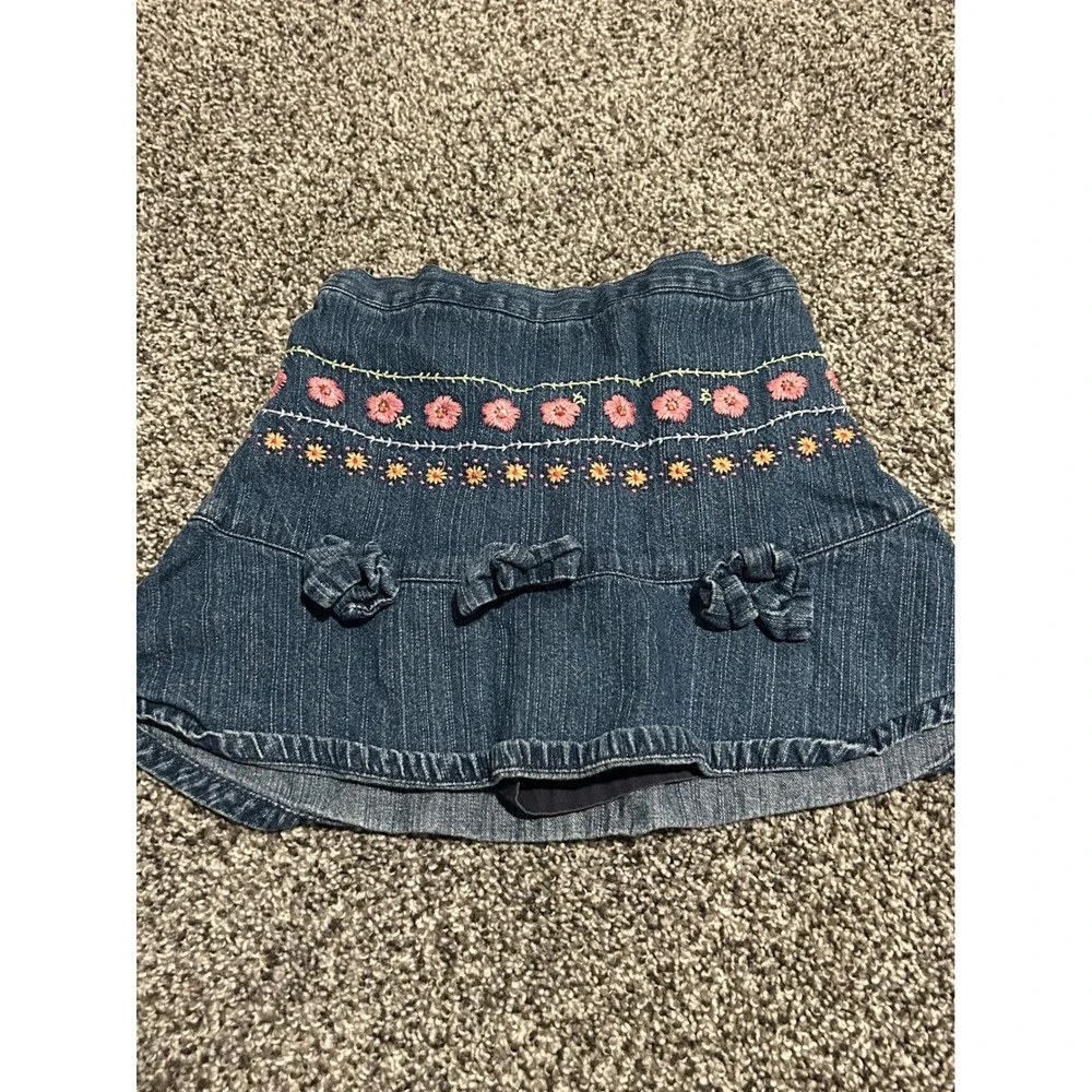 Cc8 Gymboree Girls Denim Skirt with Floral Embroidery and Bows Size 5‎